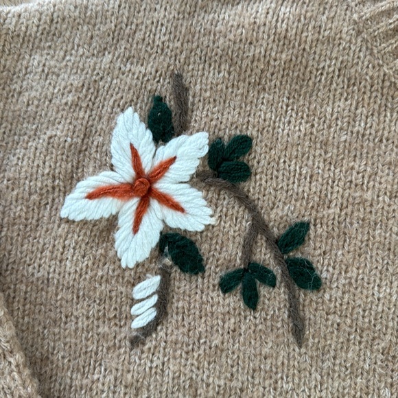 Simons Sweater with embroidered flower design - Picture 2 of 3